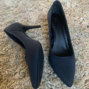 Navy blue Simply Vera short heels with pointed toe.